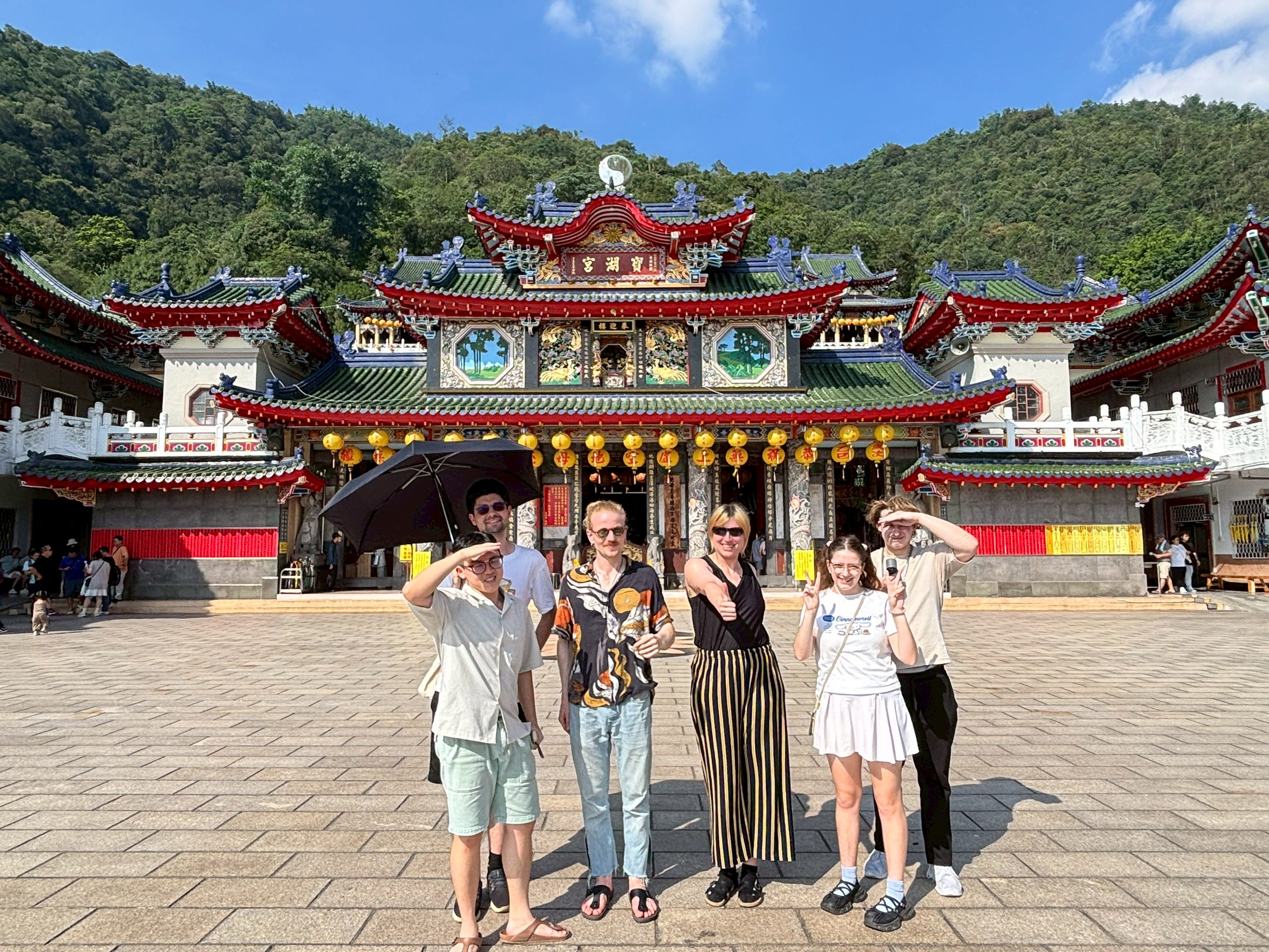 學生於寶湖宮地母廟前合影