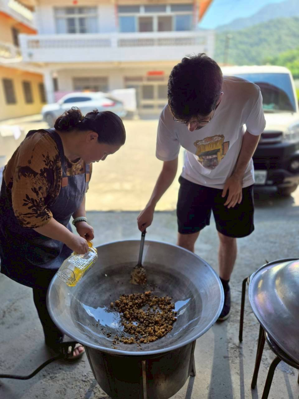 學生在老師指導下學習炒料
